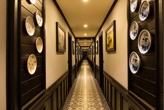 Traditional and modern decoration in the corridors